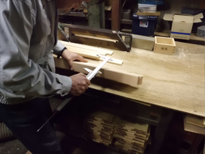 Measuring the with of the hinoki lumber
