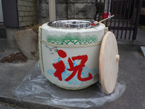 sake barrel used in a kagami biraki ceremony